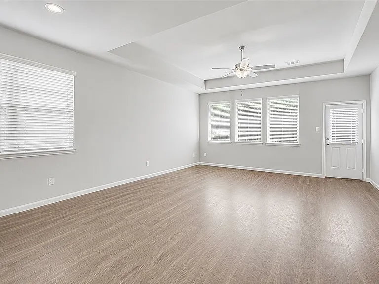 982 Crossing Dr — Photo 2