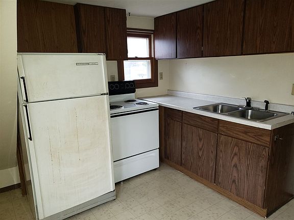 3rd image of 207 N Pacific St