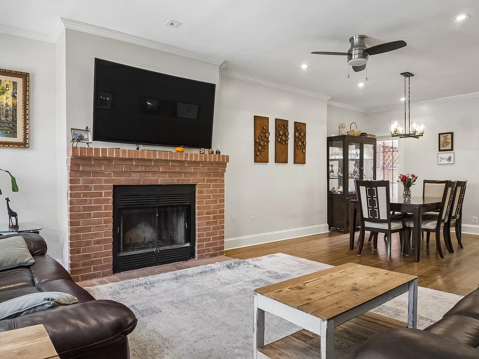3 bed, 2100 sqft, $4,295 — Photo 2
