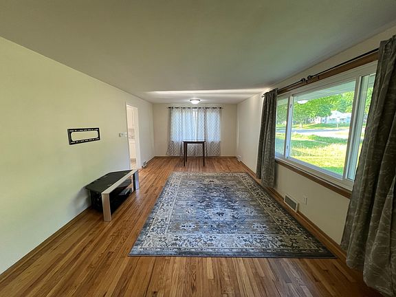 4th image of 220 Fairview Blvd