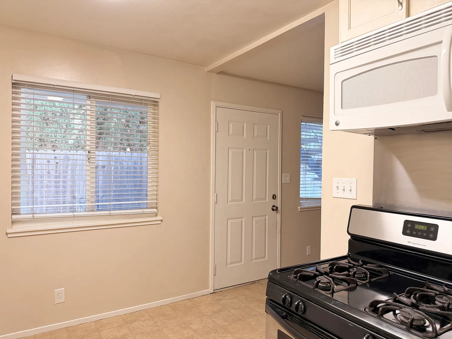 2 bed, 690 sqft, $1,700 — Photo 3