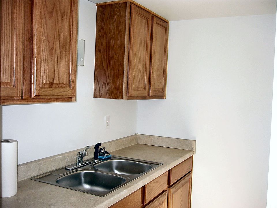 2nd image of 1391-B Hall St