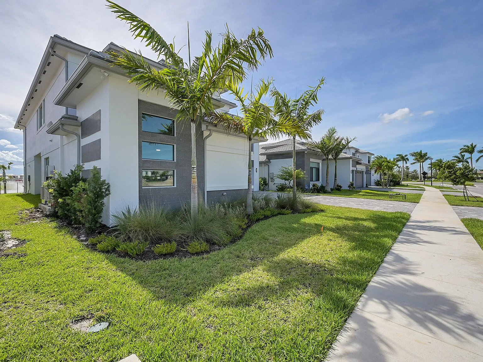 5 bed, 7.0 bath, 5260 sqft, $12,500 — Photo 4