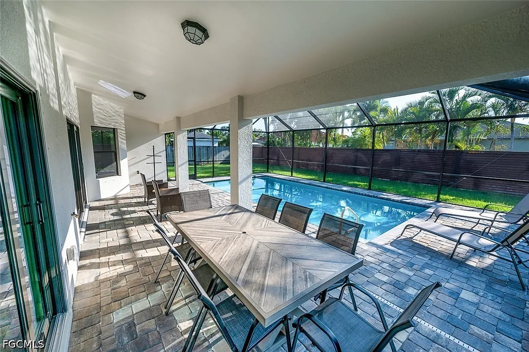 4 bed, 2.0 bath, 2010 sqft, $3,900 — Photo 4