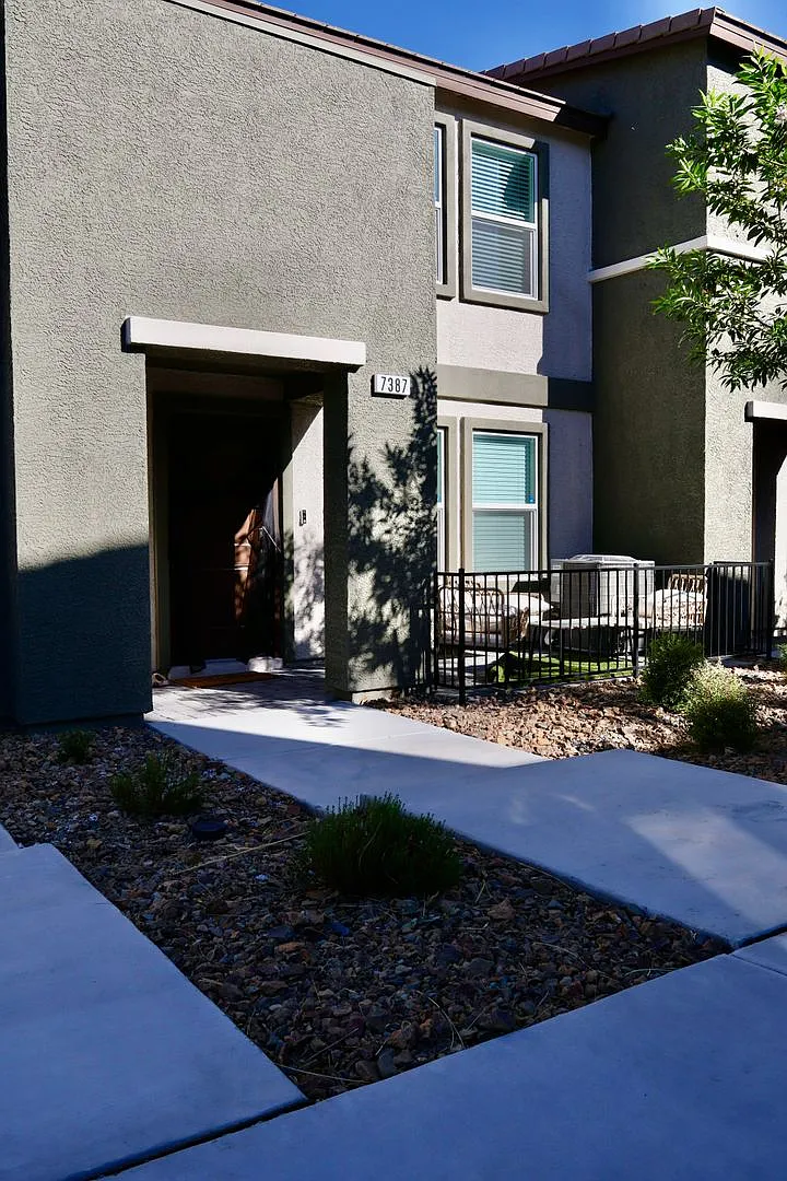Beautiful 3-Bedroom Townhome in Villages at Tule — Photo 1