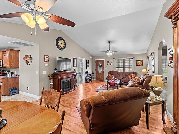 4th image of 975 Sunny Valley Ln
