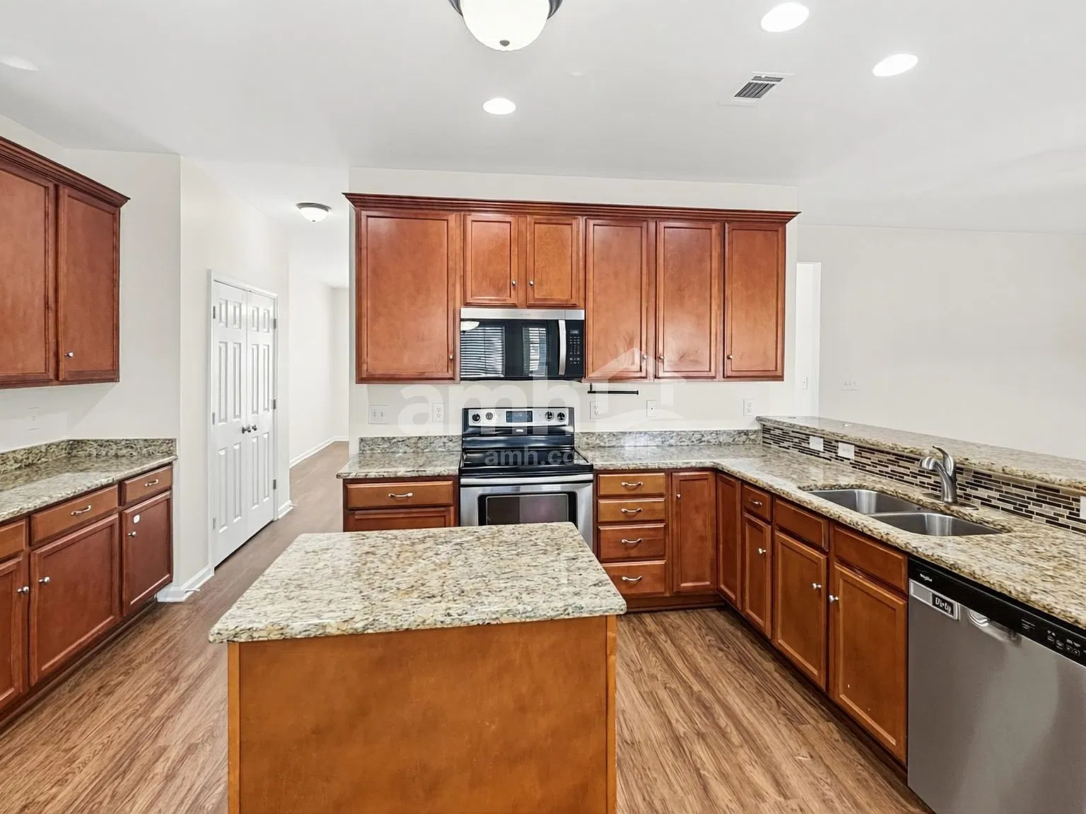 4 bed, 2.5 bath, 2894 sqft, $2,680 — Photo 3
