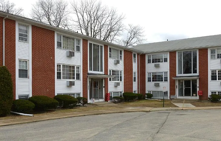 Evergreen Apartments — Photo 9