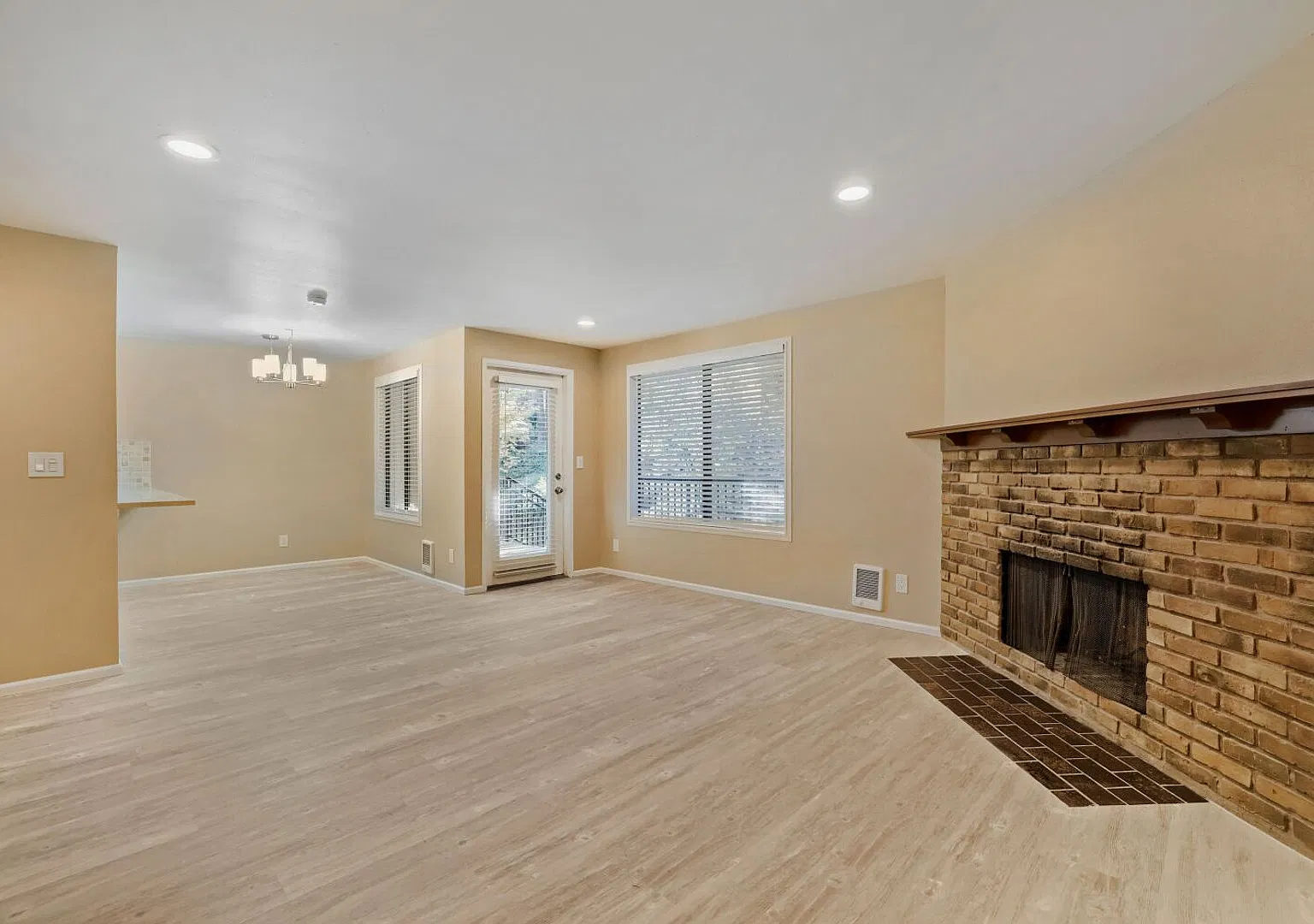 Spacious 3 Bed 2 Bath Kirkland Condo w/ Community Pool and Sauna! — Photo 2