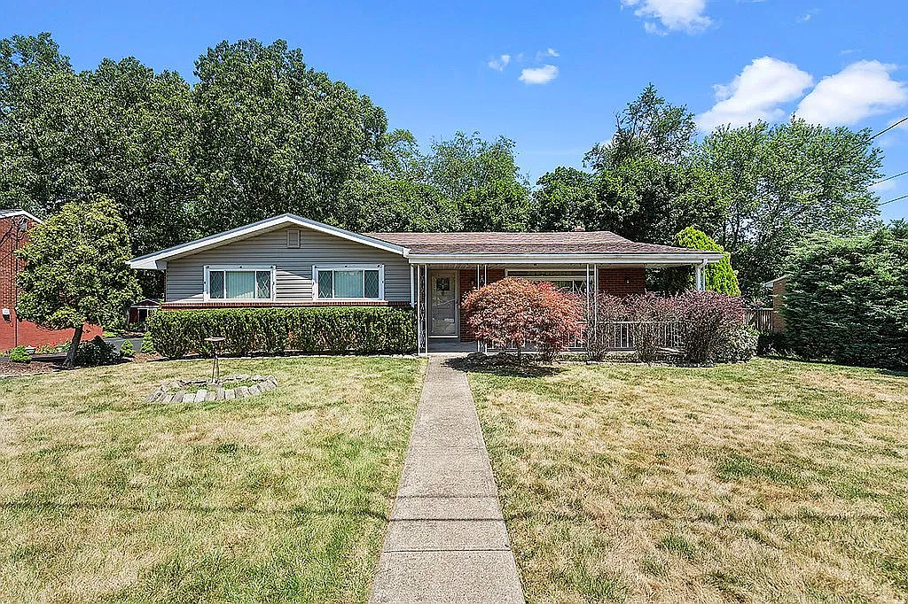 438 Englewood Dr photo 1
