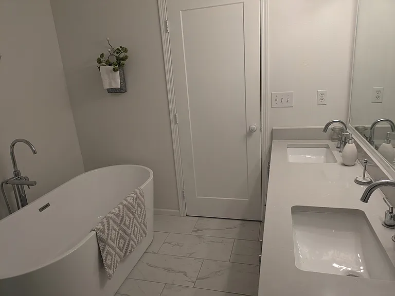 Primary in-suite 4 piece bathroom