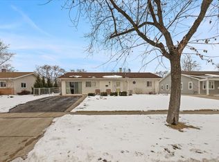 660 Flagstaff Ln, Hoffman Estates, IL 60169