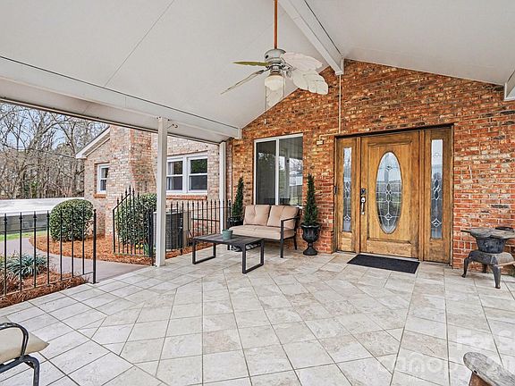 3rd image of 211 Drive Inn Rd