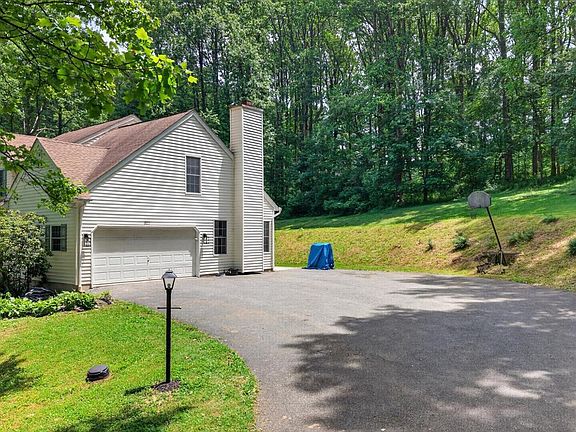 4th image of 802 Hollow Rd