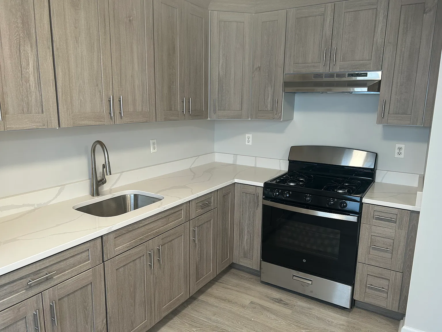 2 bed, 650 sqft, $2,400 — Photo 4