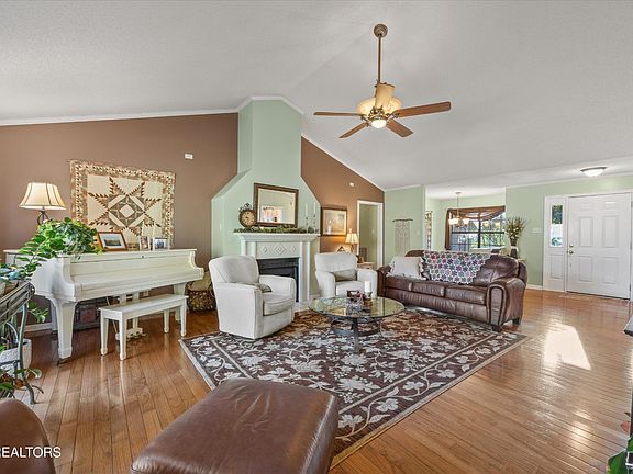 5th image of 1827 Southcliff Dr
