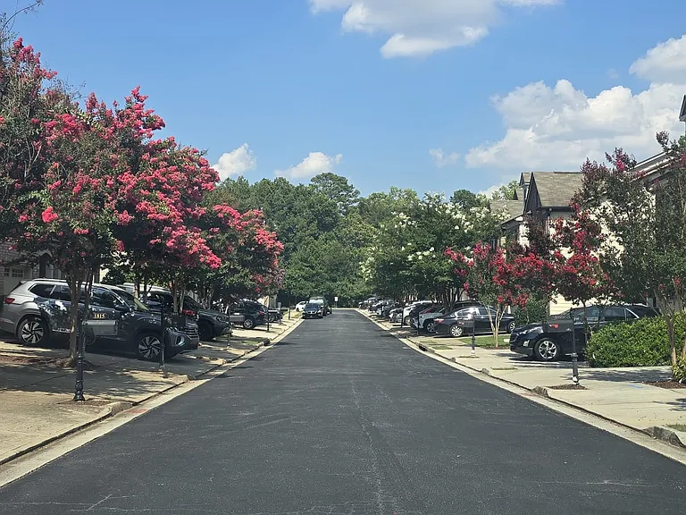 Peaceful, quiet neighborhood with friendly neighbors