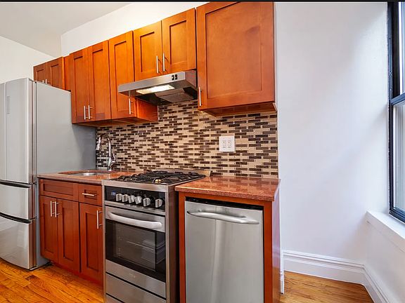 4th image of 164 Waverly Pl APT 3c
