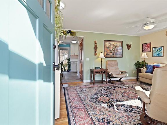 3rd image of 22 Grassy Plain Rd E