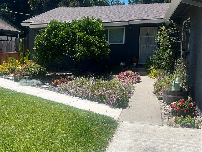 1147 Rose Ave — Photo 1