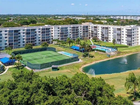 800 S Hollybrook Dr APT 305, Pembroke Pines, FL 33025