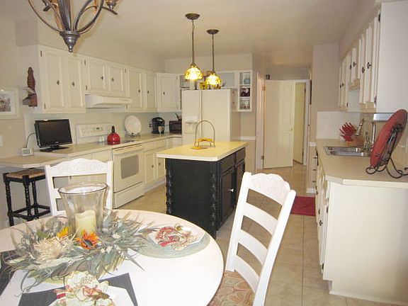 4th image of 1011 Columbus Cir S