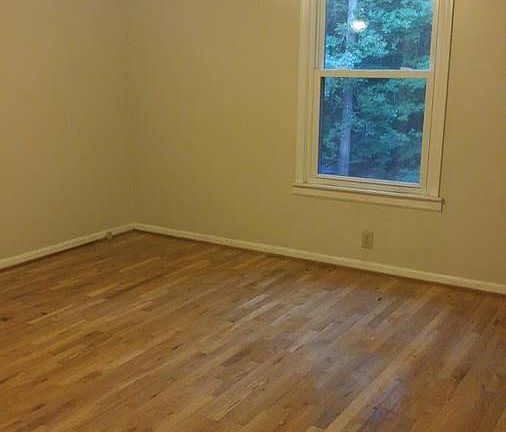 4th image of 350 Lloyd Ln