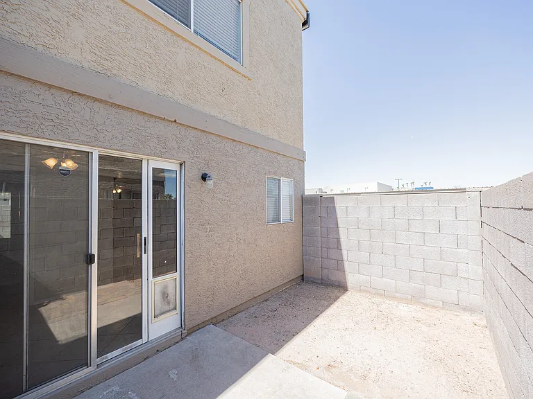1055 W 5th St #18 — Photo 22