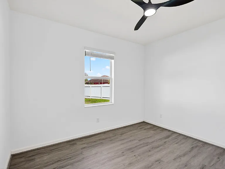 393 SW Tarra Ave — Photo 25