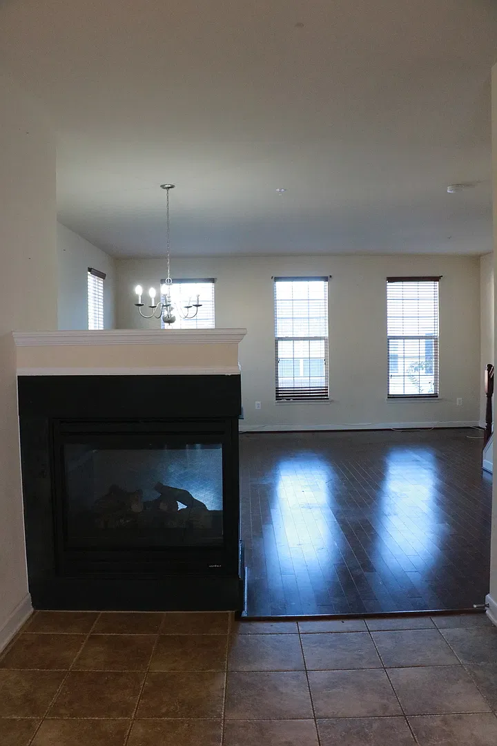 Coming Soon - End Unit Luxury 3bed + 2 Full/2 Half Th! Two Car Garage Parking — Photo 4
