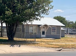 621 S Ash St, Perryton, TX 79070