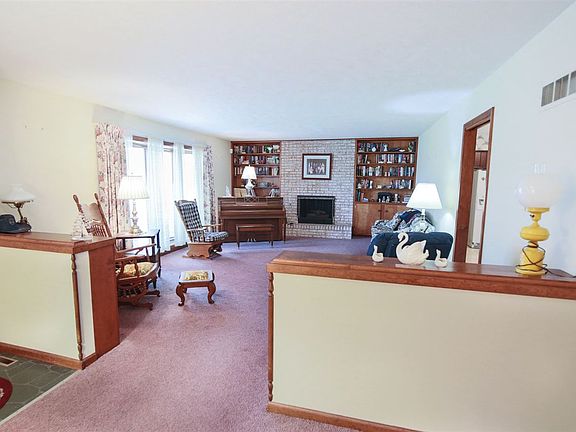 3rd image of 3224 E Lake Dr N
