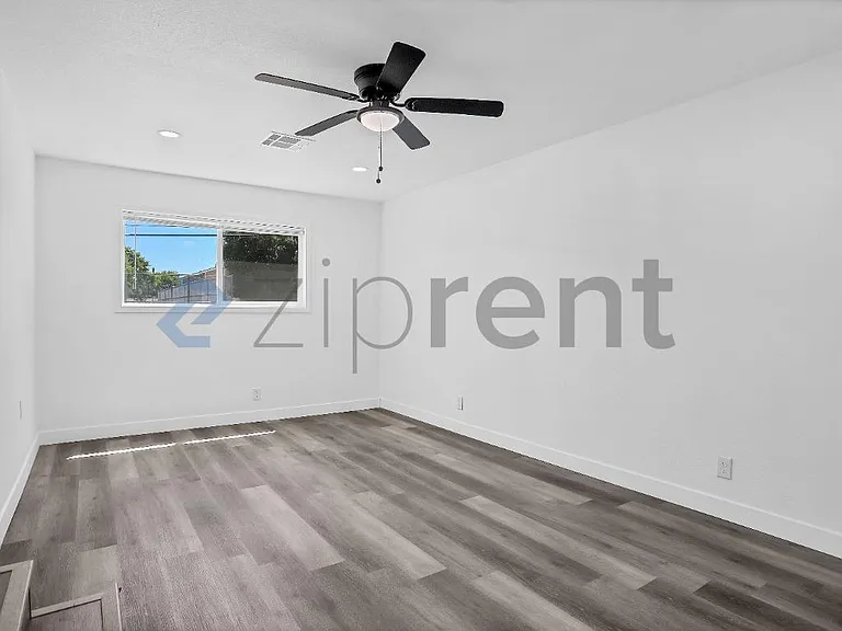 503 W Fountain Way — Photo 16