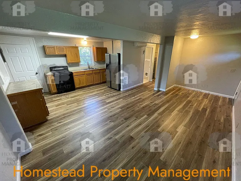 582 Main St W — Photo 3