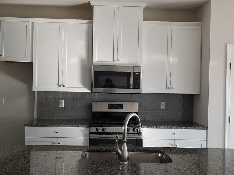 504 Holywell Dr — Photo 4
