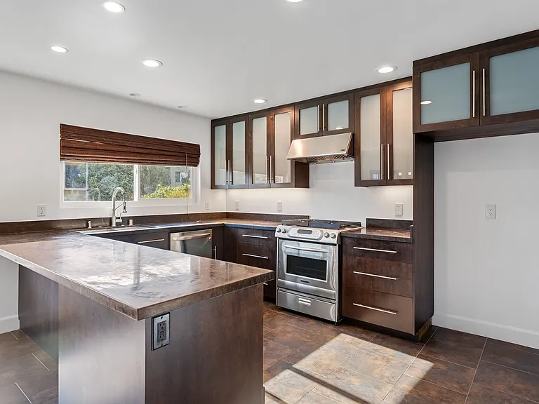1380 W 9th St — Photo 29