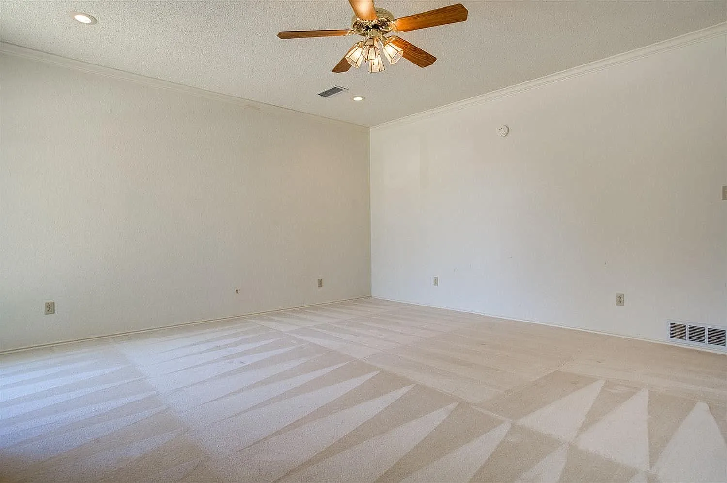 3 bed, 2160 sqft, $1,999 — Photo 4