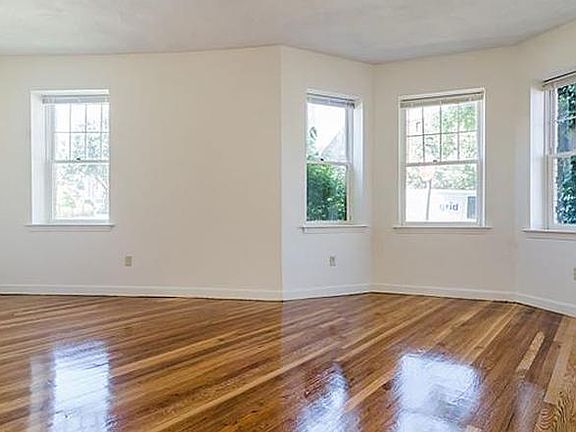 2nd image of 153 Chiswick Rd APT 2