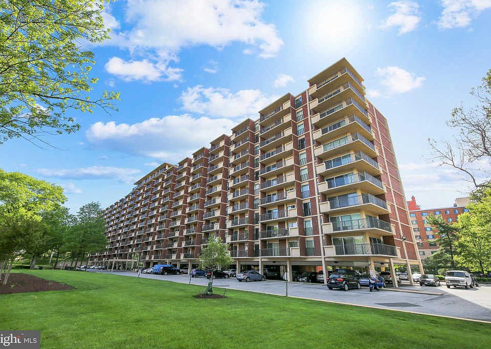 1st image of 1300 Army Navy Dr APT 915