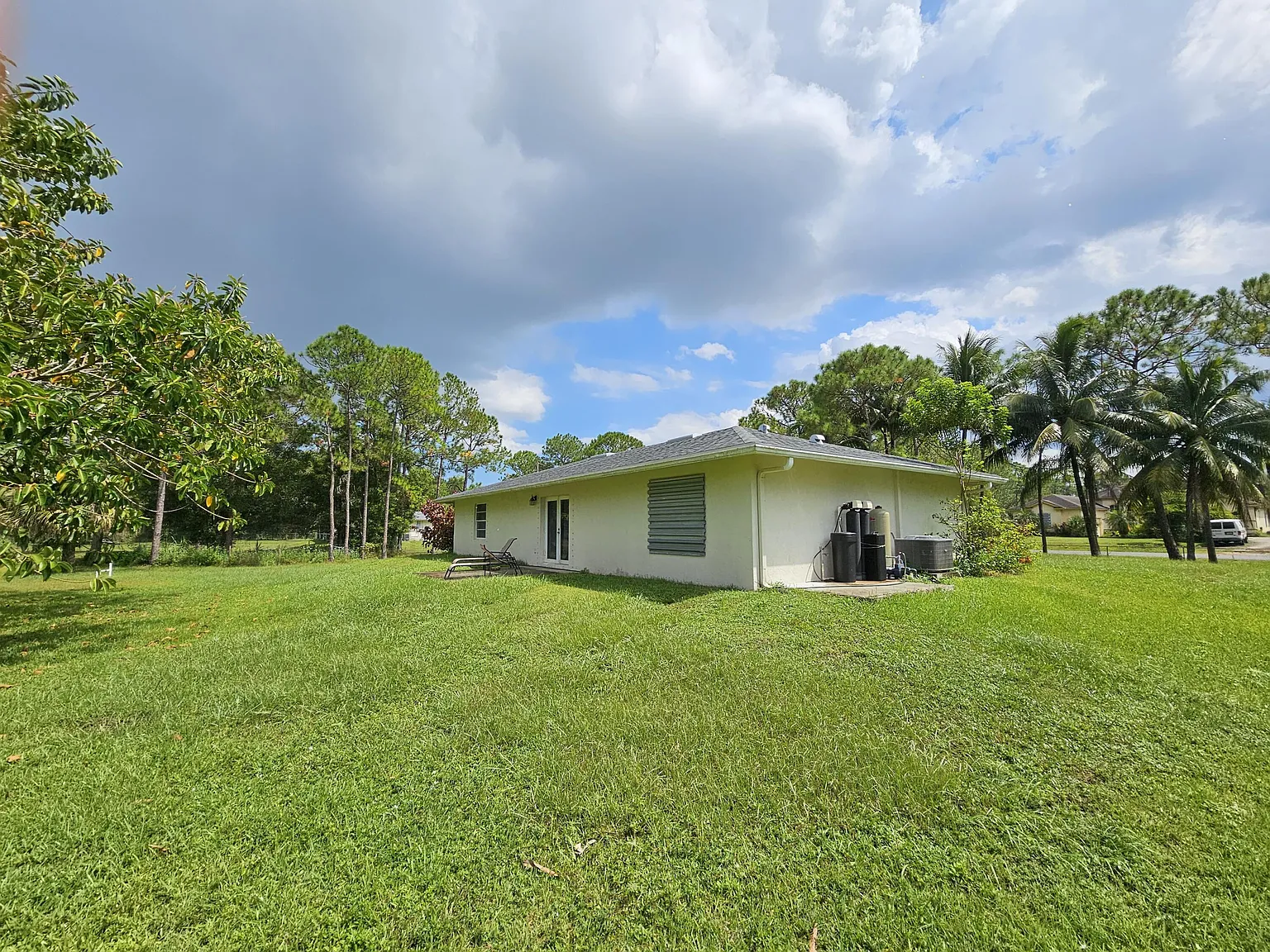 3 bed, 2.0 bath, 1379 sqft, $3,200 — Photo 2