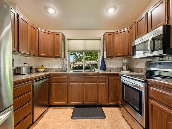 3rd image of 10051 W Landmark St