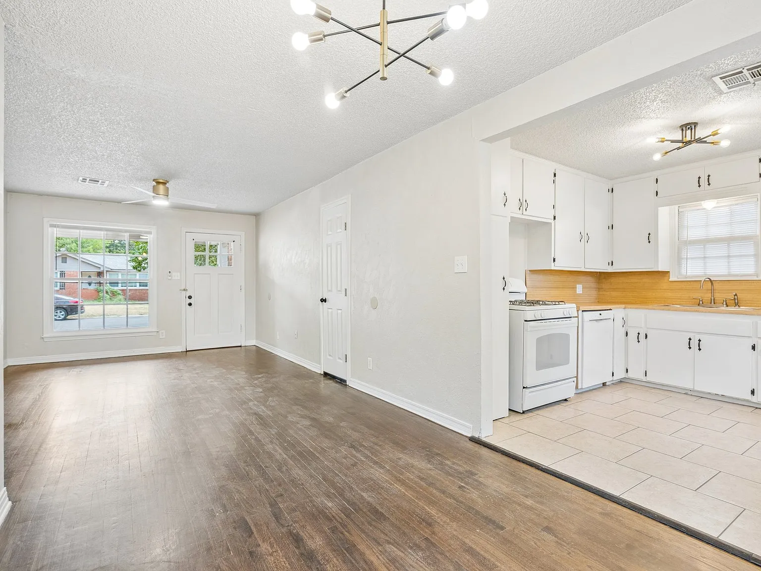 1613 Oxford Way — Photo 3