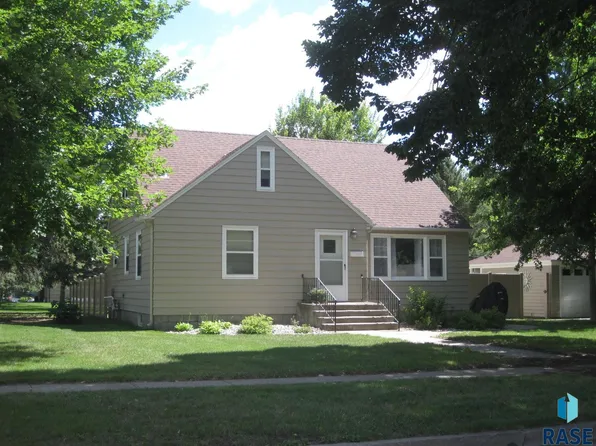 912 N Vermont Ave, Dell Rapids, SD 57022
