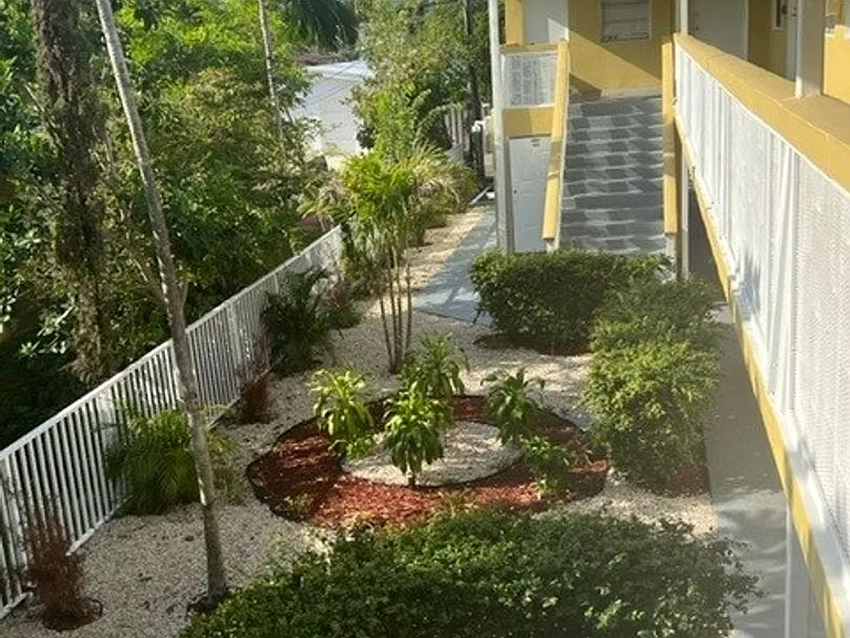 1928 Jefferson St — Photo 2