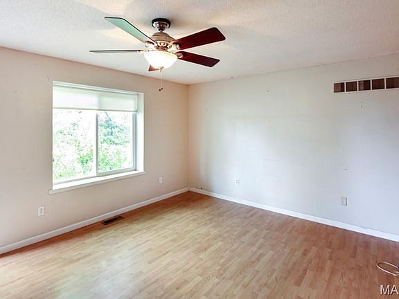 3rd image of 7858 Elmont Rd