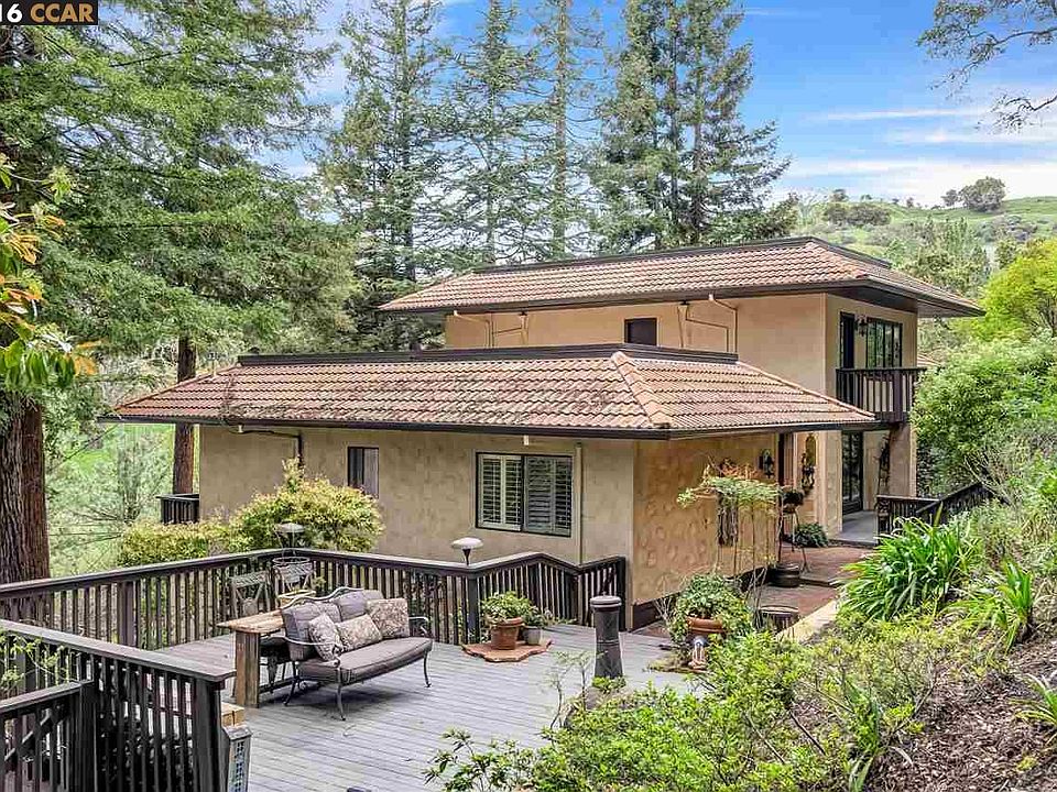 2nd image of 32 Sunnyside Ln