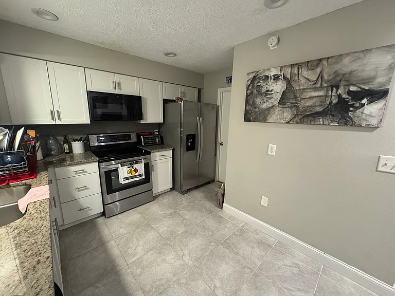 11028 Corrigan Ave — Photo 2