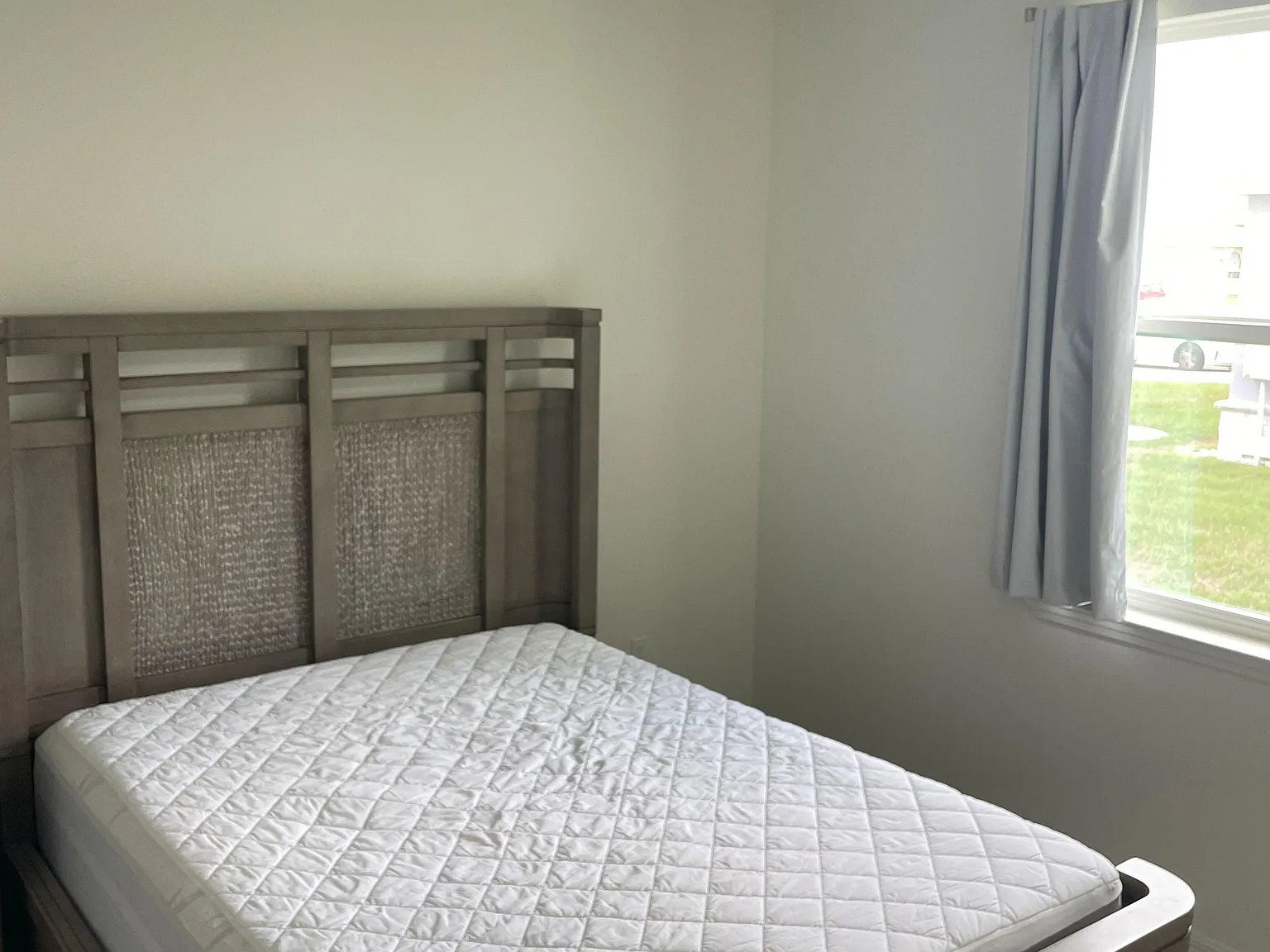 2 bed, 3.0 bath, 2400 sqft, $979 — Photo 1