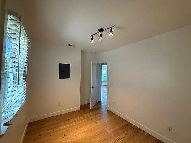 360 Parkman Ave — Photo 8