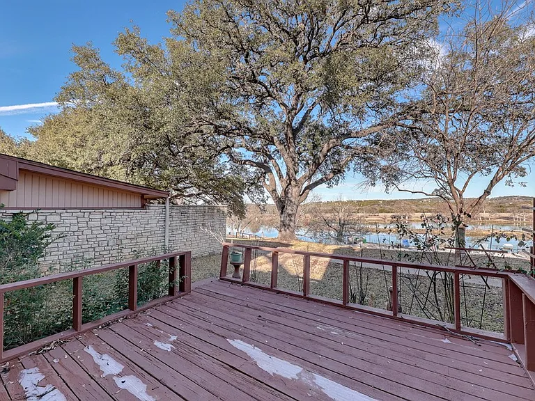 2745 Bandera Hwy — Photo 15